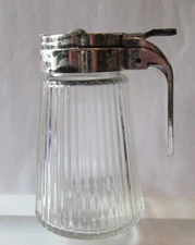 Vtg drip stop Style Ribbed Clear Glass PLASTIC Lid Sliding Spout Syrup Pitcher