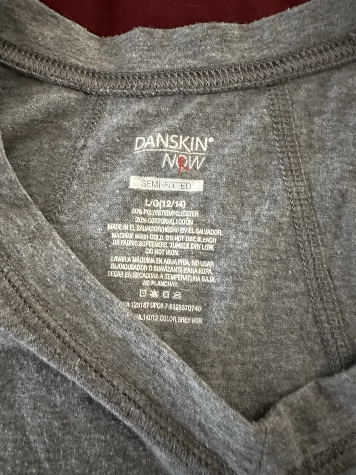 Camisa feminina Danskin Now cinza manga curta tamanho G/G 12-14 semi ajustada - Imagem 3 de 4