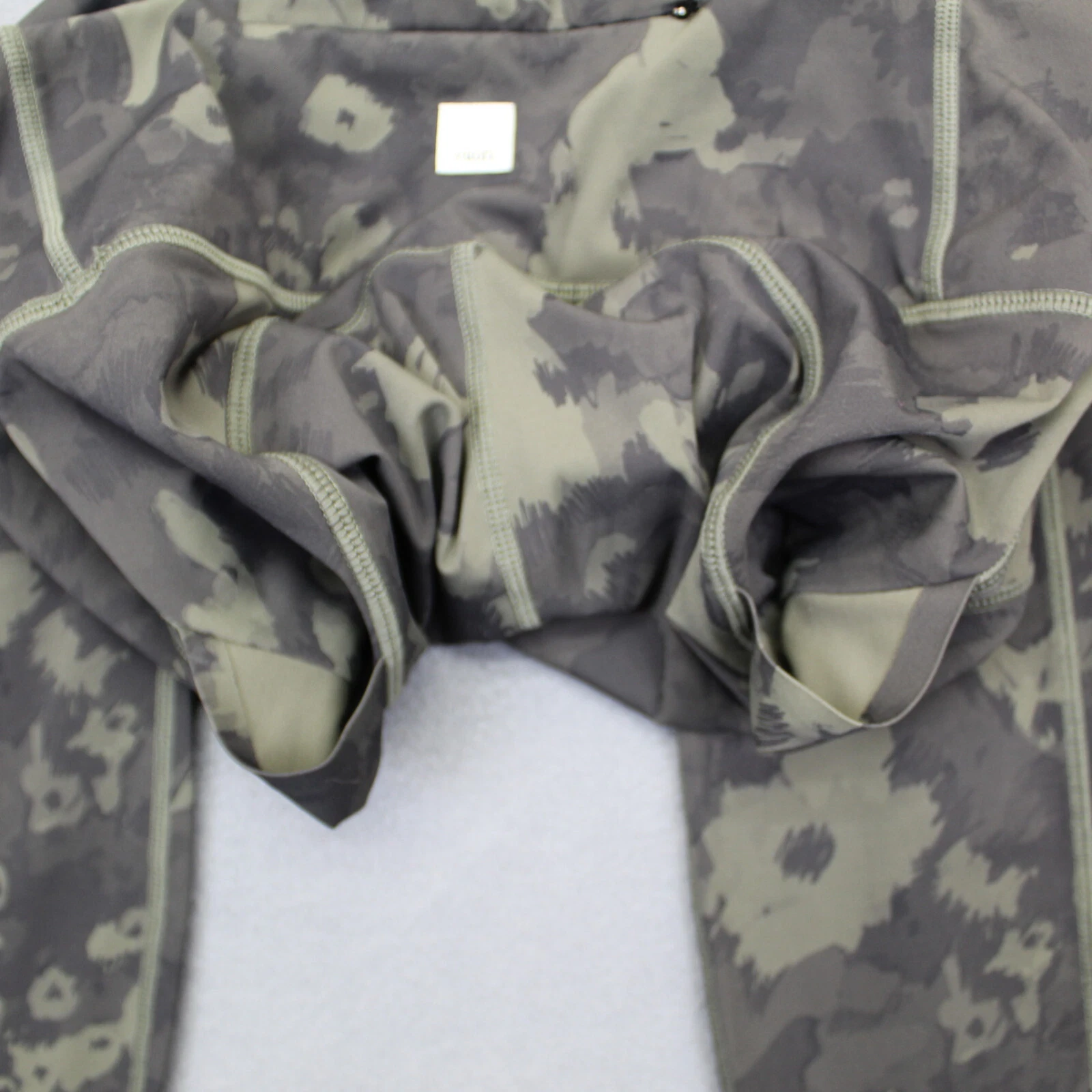 vuori stride performance zip pocket camouflage yoga leggings