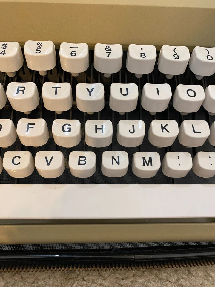 Máquina de escribir Olivetti Lettera 25 1975 vintage con estuche de cuero - Hecha en México Foto 4 de 4