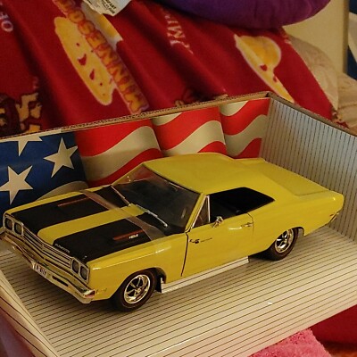 '69 Plymouthプリムス RoadRunnerロードランナー 1/18 1/18 1969 PLYMOUTH ROADRUNNER IN YELLOW BY ERTL / AMERICAN