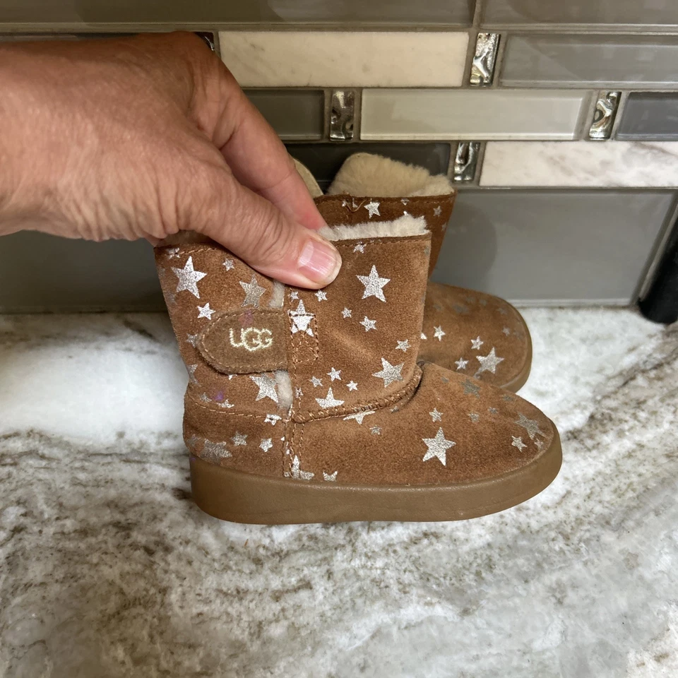 Botines UGG Clásicos Cortos II Estrellas Bebé Talla 4/5 Niño Pequeño Piel de oveja/Suela de Goma Foto 2 de 4