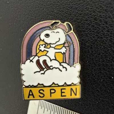 ASPEN Vintage Snoopy Ski Pin Badge COLORADO Skiing Resort Souvenir Travel Lapel