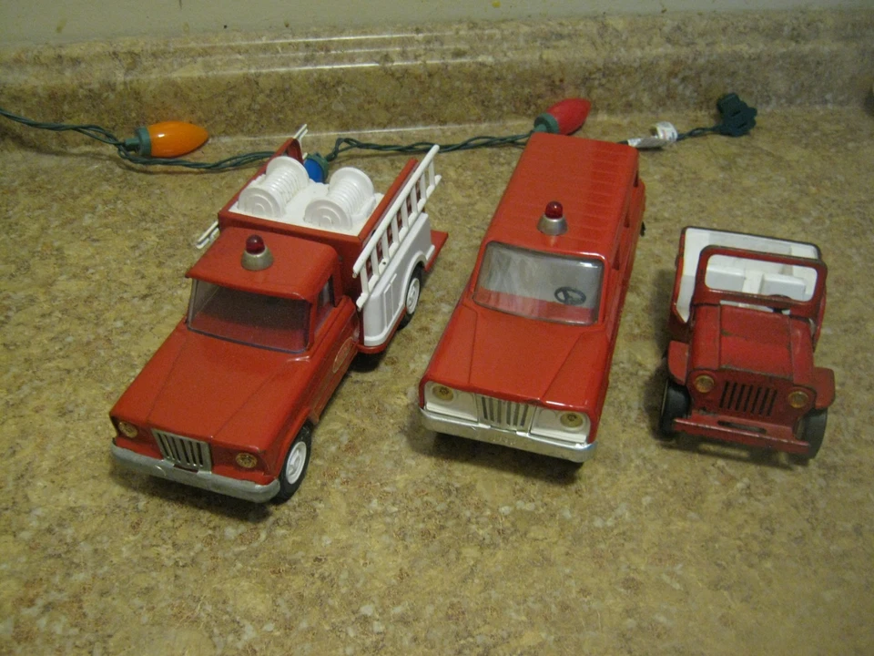 Conjunto de Corpo de Bombeiros Anos 60 Mini Tonka #1103 Jeep Pumper/Jeep Chiefs Wagoneer & Jeep - Imagem 2 de 4