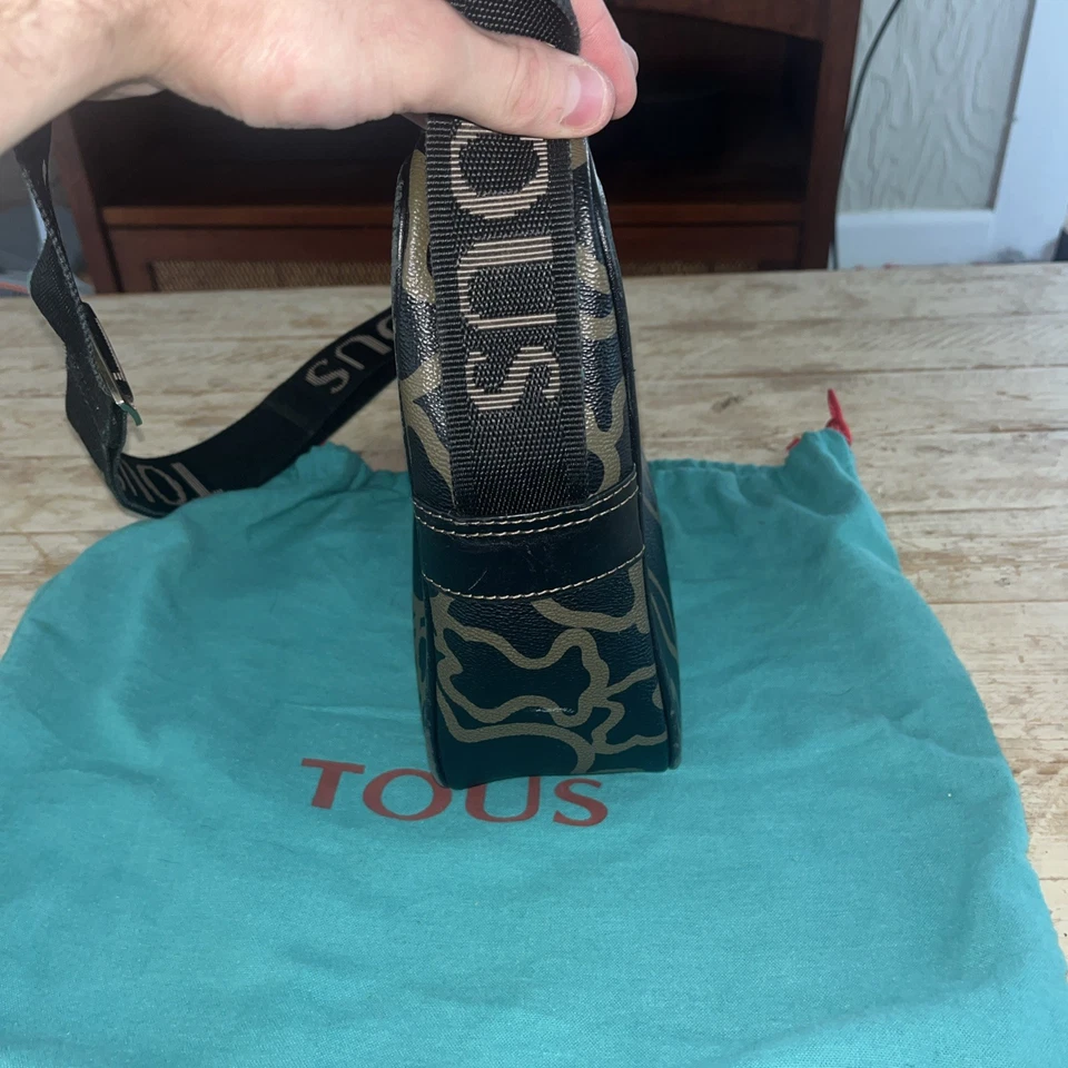 Bolso de hombro con logotipo TOUS estampado de oso negro y tostado Foto 3 de 4