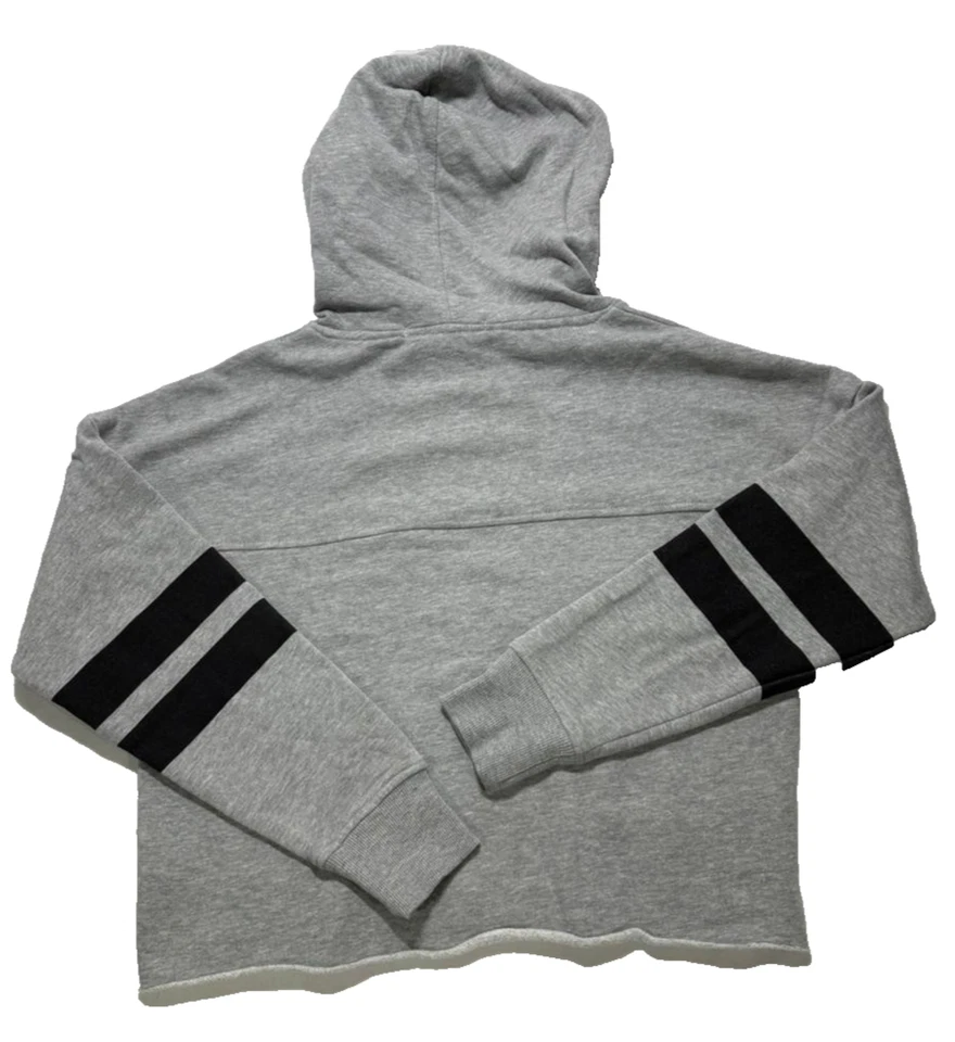GUESS SUDADERA CON CAPUCHA RECORTADA GRIS MUJER TALLA S - LOGO DELANTERO, MANGAS A RAYAS Foto 2 de 4