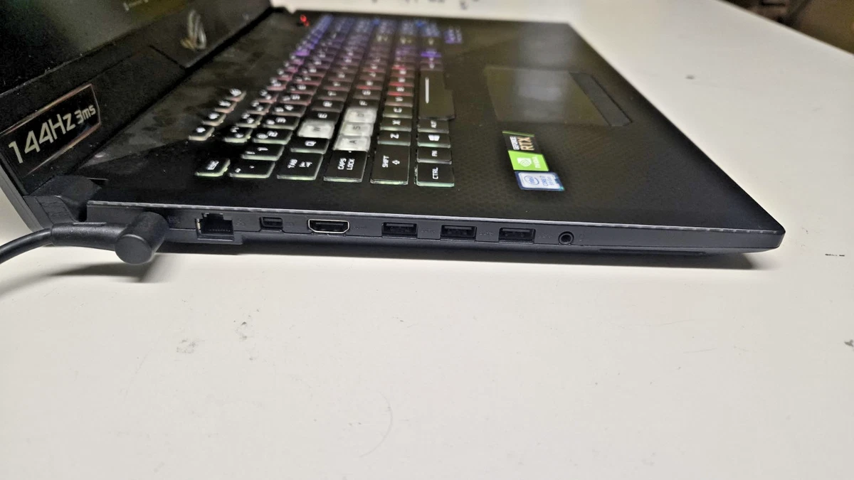 ASUS ROG Strix Scar II GL704GW i7-8750H 16 GB Ram 512 GBNVMe RTX2070 con cargador OEM