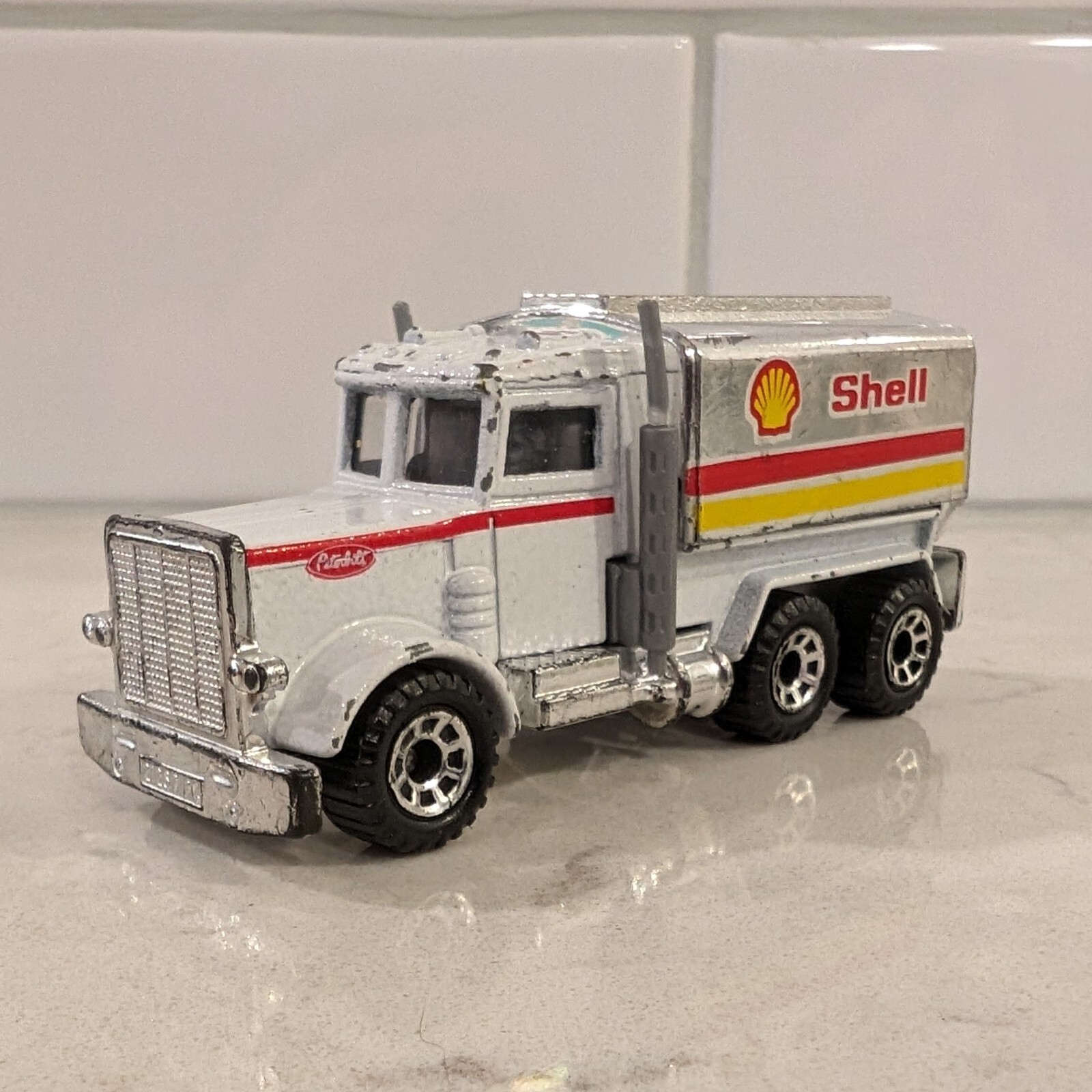 Vintage 1992-1994 Matchbox Peterbilt Shell Tanker Truck MB56 white silver 1:80