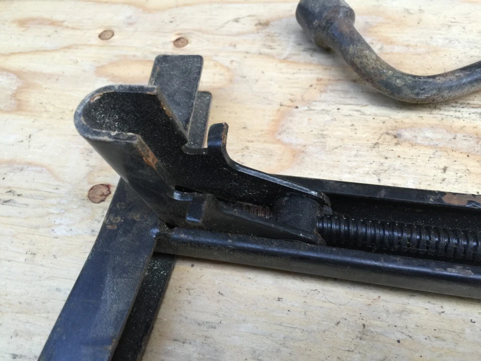 Herramienta de elevación de neumáticos de repuesto de rueda Austin Mini Rover Mini Cooper Jack de colección Foto 4 de 4