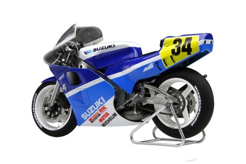Fujimi 1/12 Scale Model Motorcycle Kit Suzuki RGV-500 Gamma XR74 Late Ver. 1988 - Picture 3 of 3