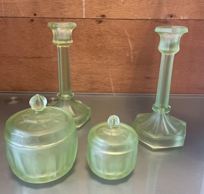 Vintage Art Deco Schminktisch-Set grün mattiert Uran? Glas 4-teilig