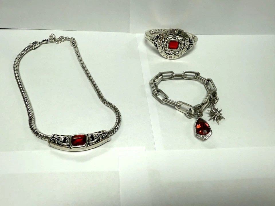 Schönes 3-teiliges Set Brighton Go rote Armbänder & Halskette Rolldesign