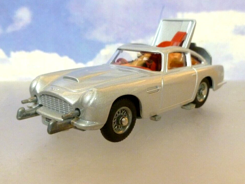 CORGI TOYS 1/46 JAMES BOND 007 GOLDFINGER 1963 ASTON MARTIN DB5 SILVER RT26101S - Image 4 of 4