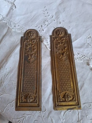 2 Anciennes Plaques de Propreté décor style louis XVI En Laiton repoussé - Photo 1/4