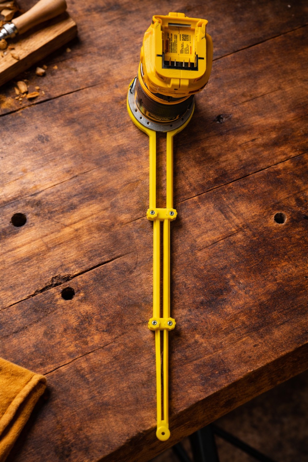 Adjustable Circle Cutting Jig to fit Dewalt Routers: DCW600 DCW604 DWP611 D26200