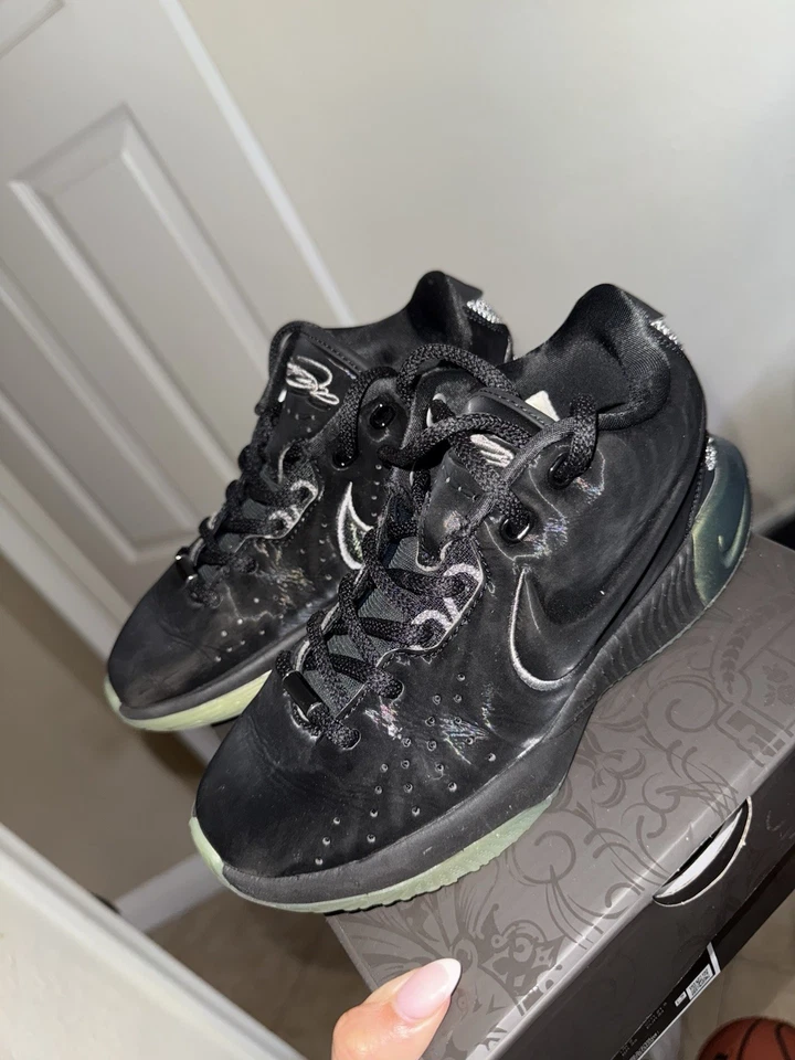 Zapatillas Nike LeBron para niños talla 2,5 años Foto 3 de 4