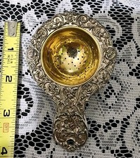 😜 VINTAGE GERMANY MADE BRASSY ORNATE SCENIC /PICTORIAL OVERCUP TEA 🍵 STRAINER