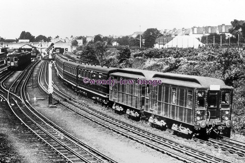 pu3195 - District Railway Loco's departing Ealing Broadway - print 6x4 - 第 1/1 張圖片
