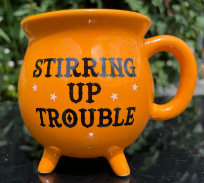 Neu Keramik Kessel Becher ''Stirring Up Trouble'' ideales Geschenk Spirit of Equinox Tasse