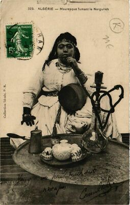 CPA AK ALGERIA Mauresque fumant le Narguileh (749687)