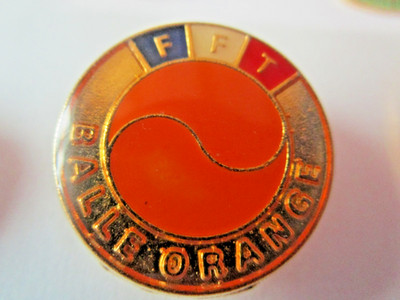 TENNIS BROSCHE / NO PIN'S FFT / FRANZÖSISCHER TENNISVERBAND / ORANGE / SELTEN