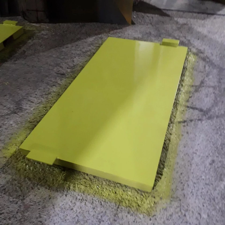 2 INTERLOCKING BLOCK MOULDS WITH FREE BASE PLATES - Image 4 of 4