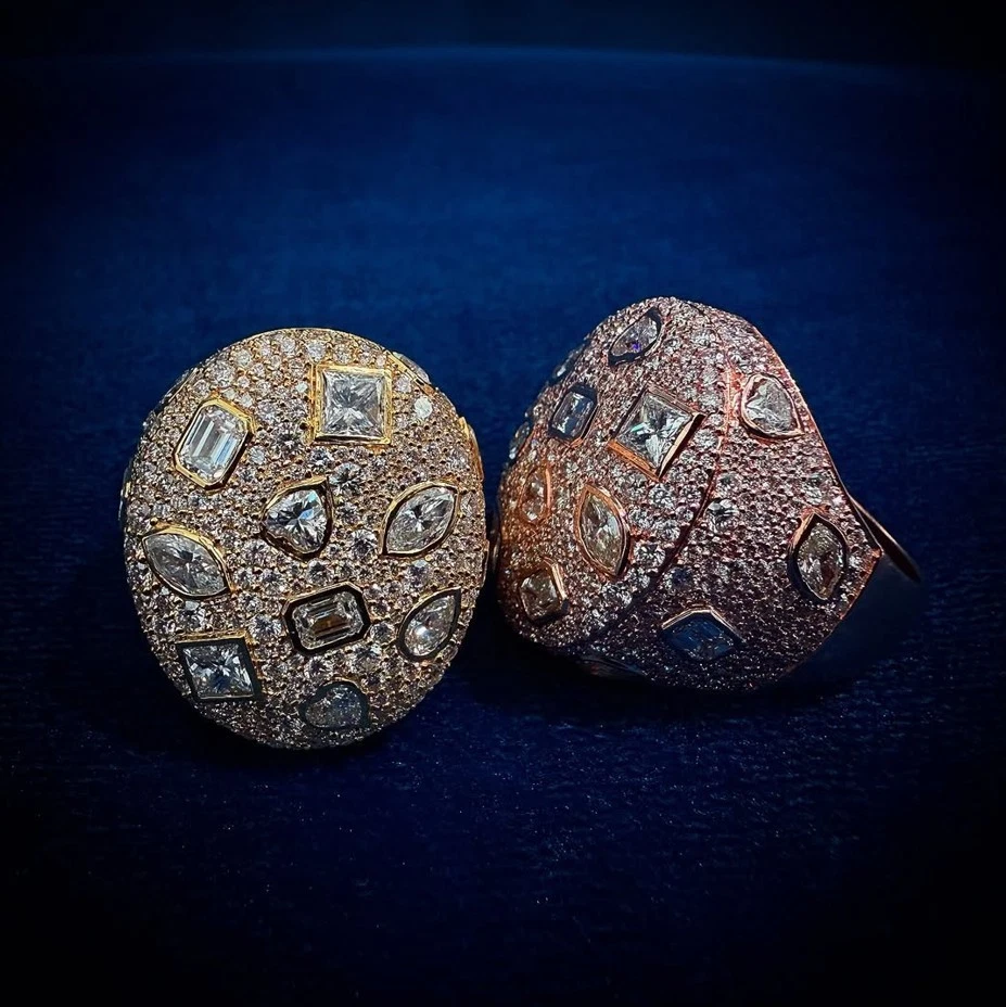 Anillo de compromiso meñique VVS1 redondo de 6,02 quilates enchapado en oro amarillo de 10 quilates para hombre Foto 2 de 4