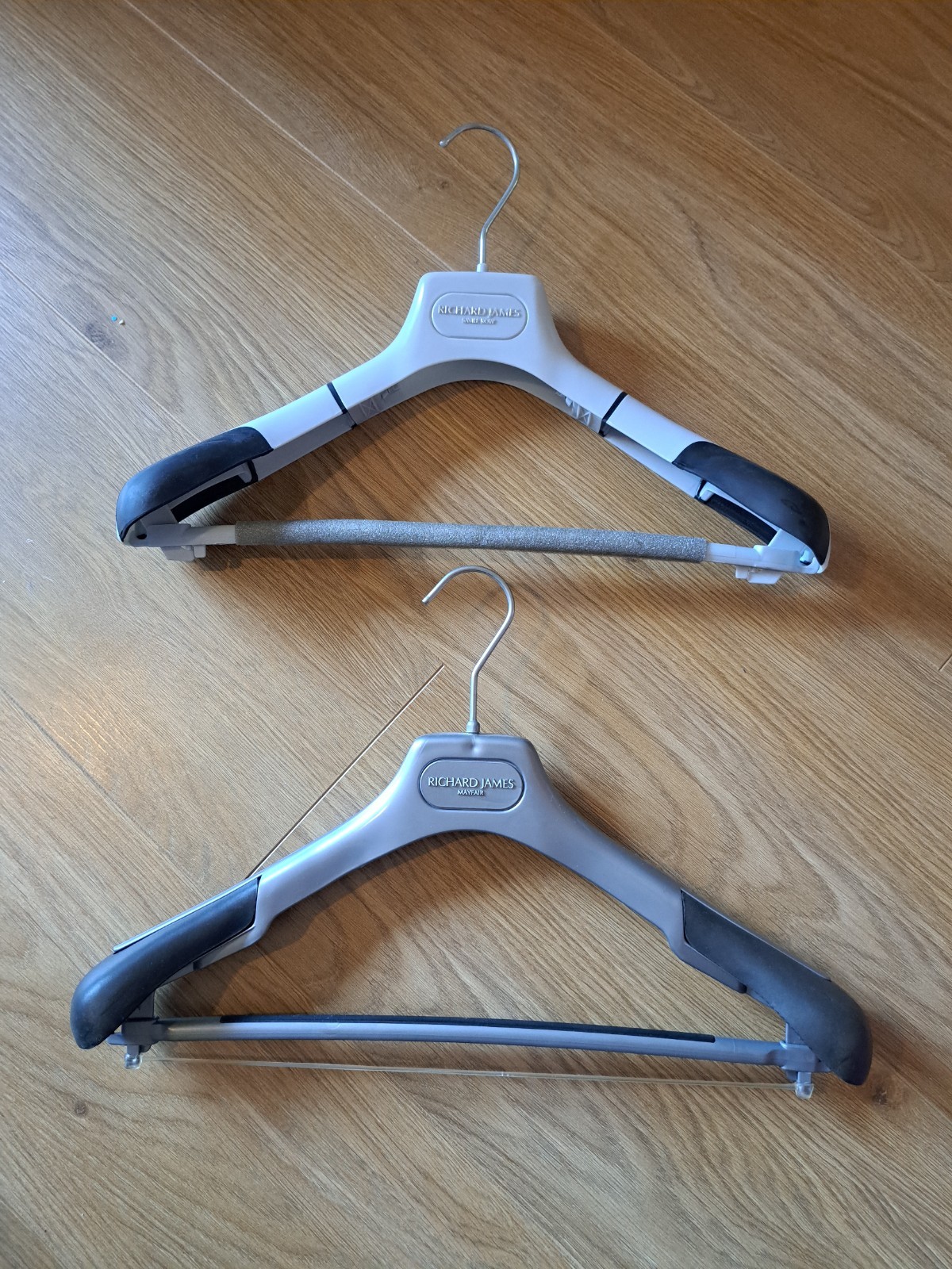 2 ganci in plastica blu Richard James Savile fila spessi tuta giacca cappotto Londra