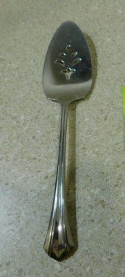 Oneida Rushmore Stainless Flatware Silverware Pierced Pie Cake Server 9 1/2'' .