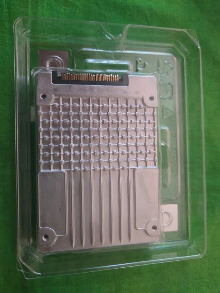 Intel 7.68 TB  D7-P5520 SSDPF2KX076T1O 7.68TB PCi Express 4.0 x4 NVMe Series NEW - Image 3 of 3