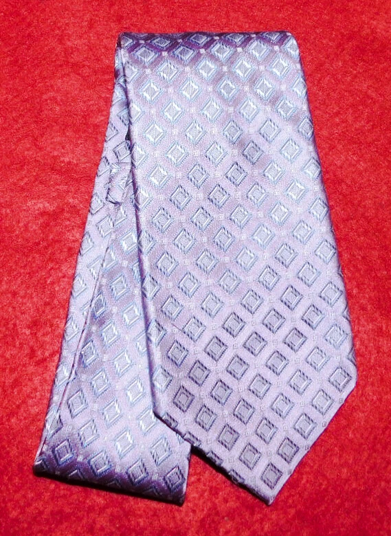 CORBATA GEOMÉTRICA ALARA MULTIPLIEGUE PÚRPURA CLARO/AZUL PARA HOMBRE - CORBATAS - CORBATAS PARA EL CUELLO. Foto 2 de 4