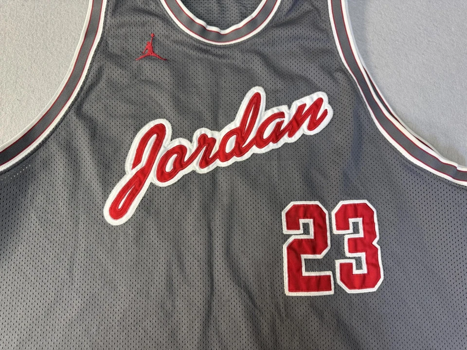 Camiseta sin mangas de baloncesto Air Jordan para hombre 2XL gris rojo malla 23 parche de saltador de escritura Foto 2 de 4