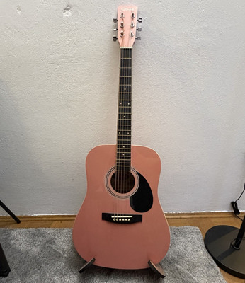 Stagg 3/4 Westerngitarre Rosa Pink + Gitarrenständer + neue Ersatzsaiten