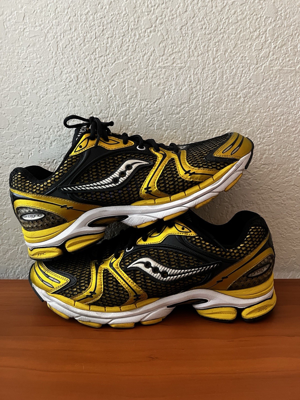 Saucony ProGrid Triumph 4 Lemon Chrome Shoes Size 11.5 *FLAWS / NO INSOLES*