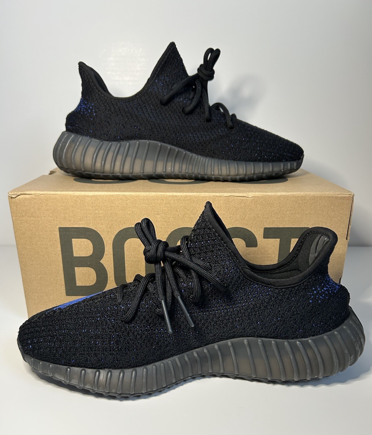 Size 9 - Adidas Yeezy Boost 350 V2 Low Dazzling Blue Style GY7164 thumbnail 2
