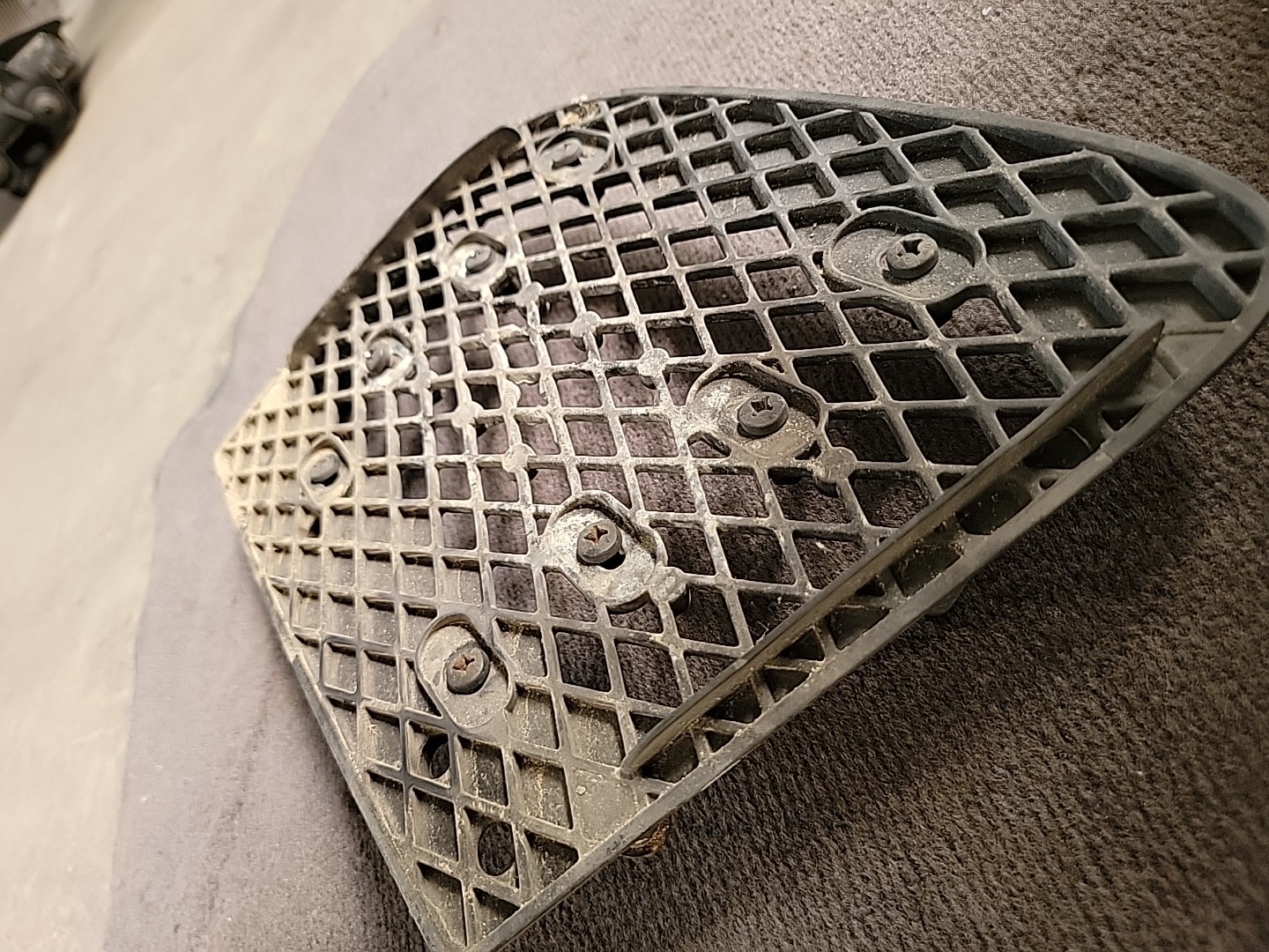 2008-2012 AUDI R8 4.2L Rear Passenger Right Bumper Grille 420807698A