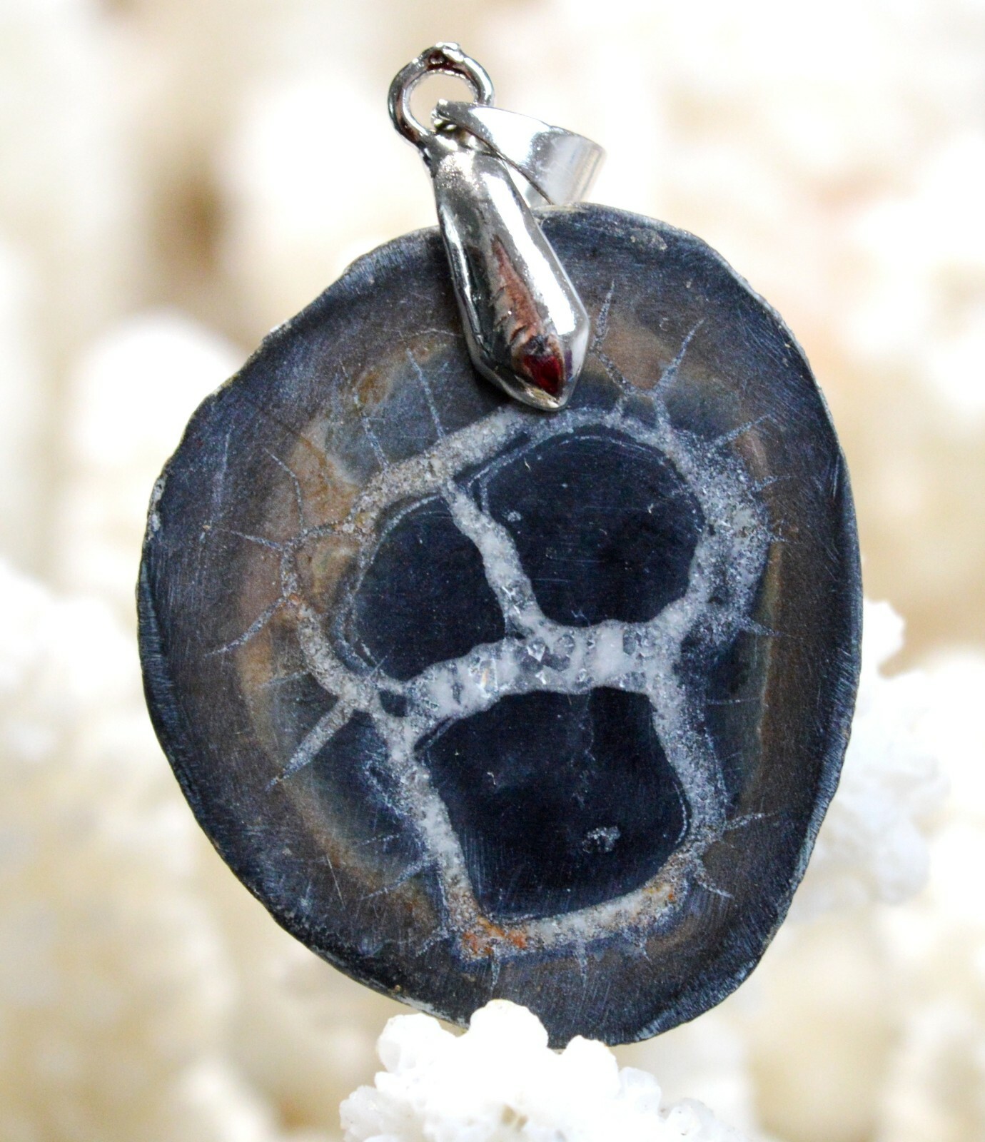Pendentif en septaria du Maroc de 41 carats avec cabochon en pierre naturelle