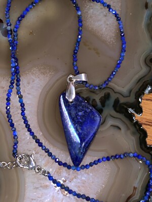 Dreieckförmiger Lapislazuli Anhänger an einer 18'' Lapislazuli Perlenkette
