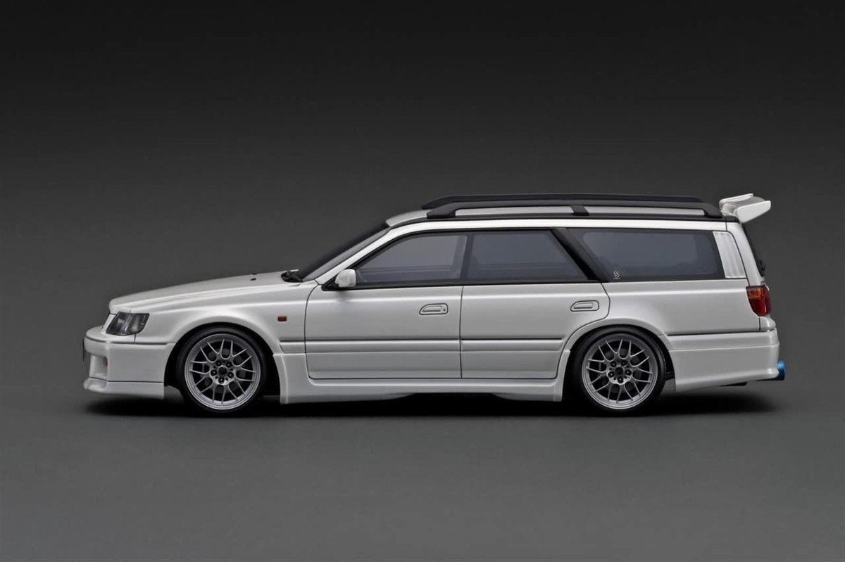 1/18 STAGEA 260RS (WGNC34) White＆ Engine ignition model 1/18 Nissan STAGEA 260RS (WGNC34) Pearl White