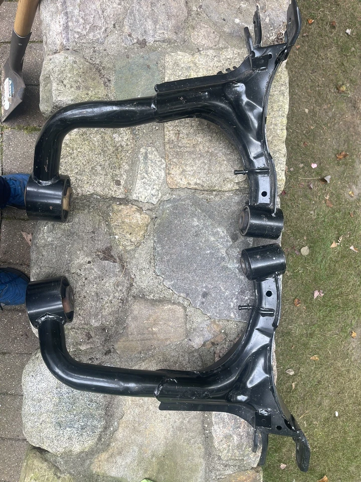 Land Rover LR3 And LR4 Rear Upper Right and Left Control Arms with Bushings - Image 2 of 2