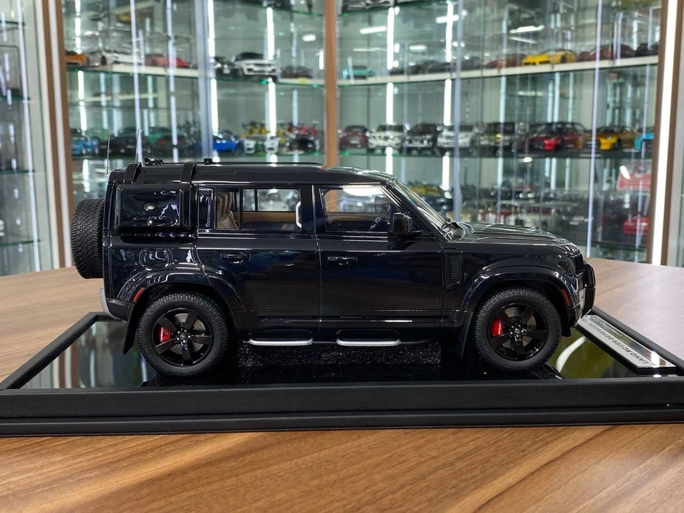 MotorHelix Land Rover Defender 110 SHEIKH MOHAMMED EDITION Black [ 1/18 Resin] - Image 3 of 4