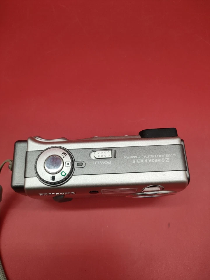 Samsung Digimax 240 2.0MP Compact Digital Camera + Memory Card - Image 3 of 4