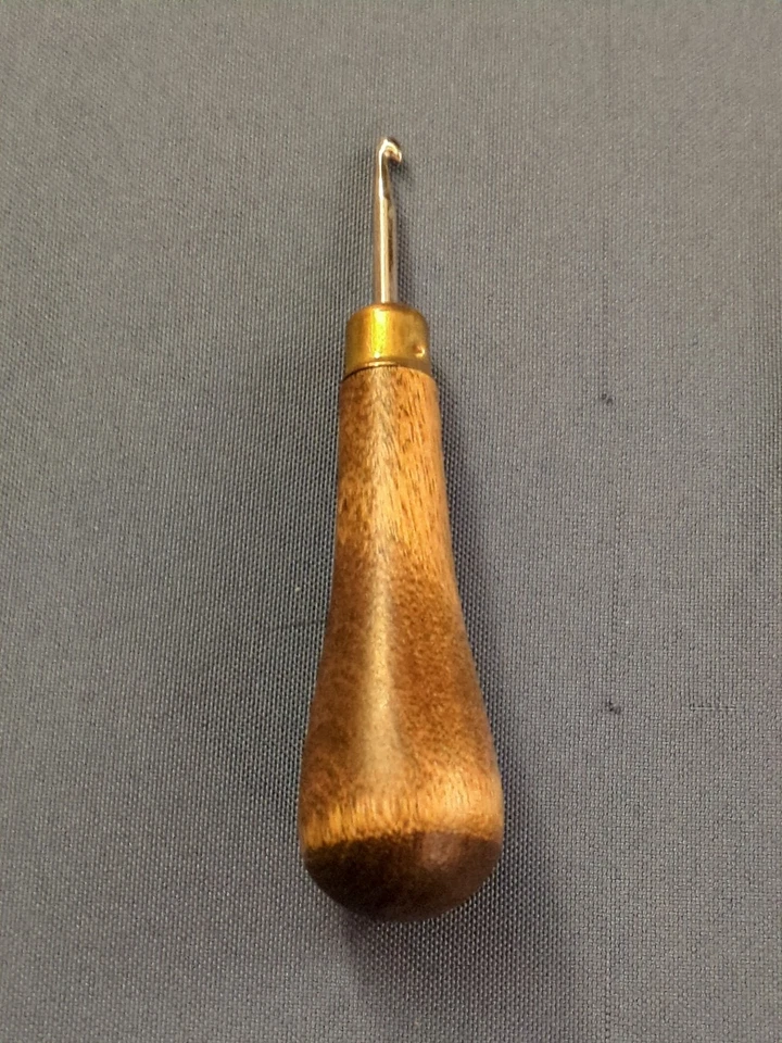Vintage Curved Rug Hooking Tool, Wood Handle in great Condition! - Image 4 of 4