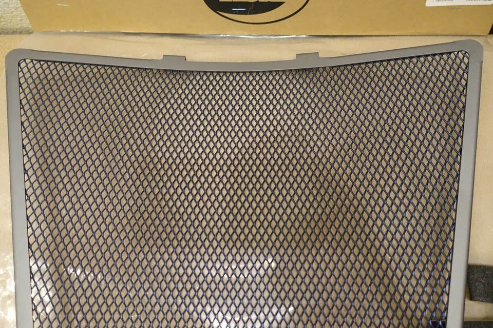 Juego de protectores de radiador y enfriador de aceite de titanio R&G Honda CBR1000RR-R SC82 nuevo sin usar Foto 2 de 4