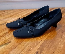 Vaneli Black Leather 2" Heels  Pump Slip-On Shoes with Patent Bow Women's 7.5 M