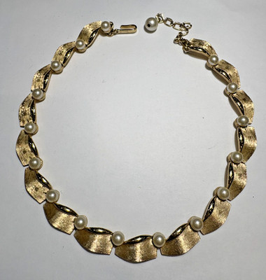 Vintage Trifari Goldfarbener Gebürsteter Wellen Perlen-Design 15'' Choker Kette