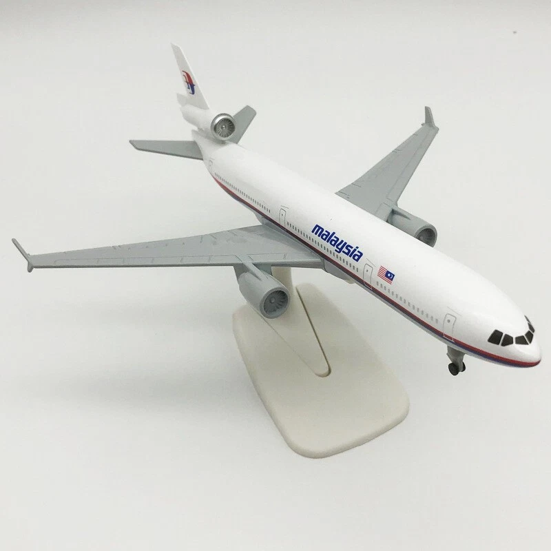 Modellino Aereo Diecast 1:300 - McDonnell Douglas MD-11 Malaysia Airlines - 20cm - Immagine 3 di 4