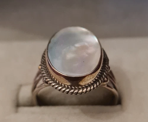 Vintage 925 Silver Mother of Pearl Dress Ring Size Q-R W: 4.51 grams with Stone