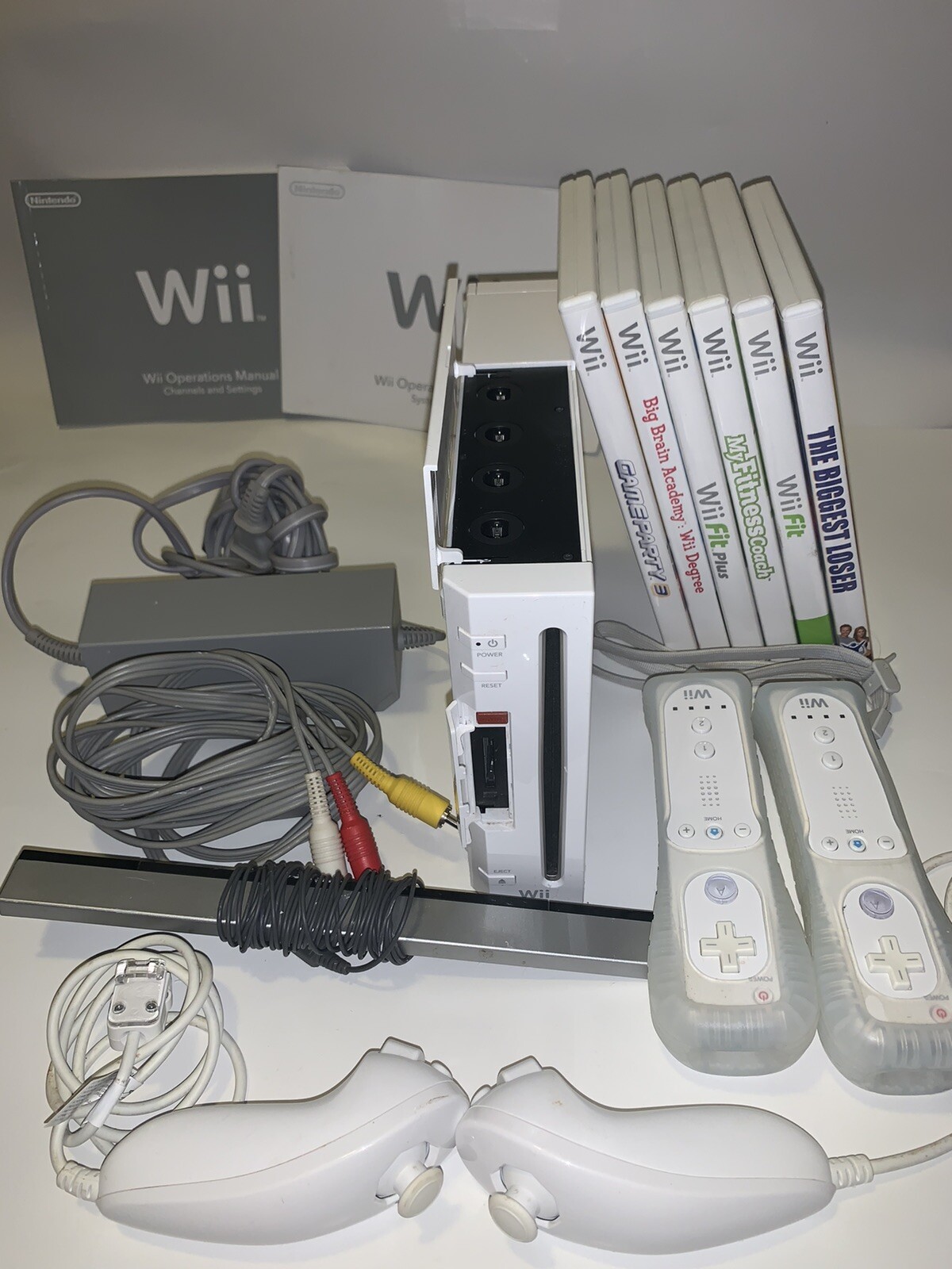 wii game system bundle 2 Controllers, 2 Nunchucks, 6 Games, Manuals