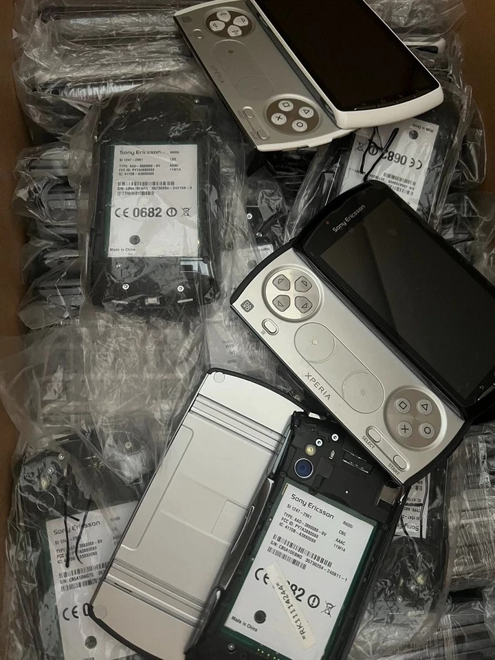 Original Unlocked Sony Ericsson Xperia PLAY Zli R800 R800i Android Game PhoNE 4" - Image 2 of 4